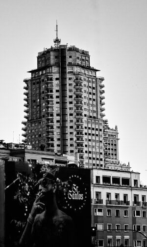TORRE DE MADRID SIN NUBES
