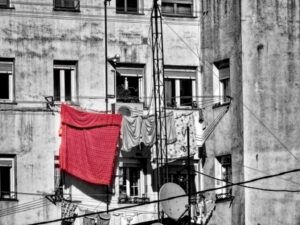 ROPA TENDIDA EN ROJO